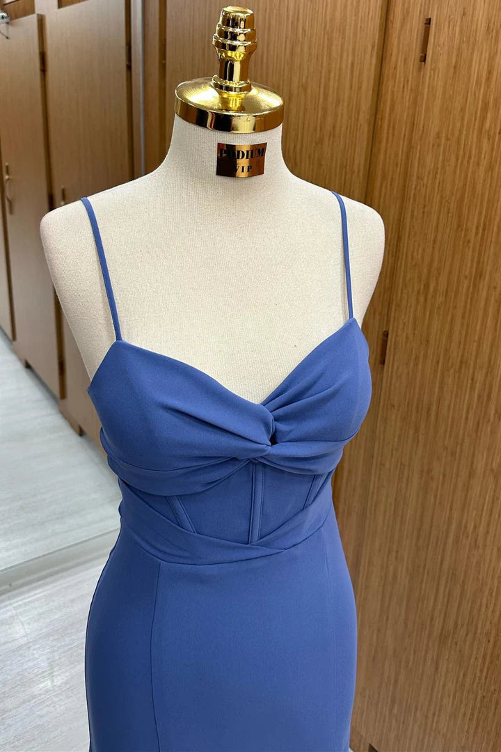 Vestido de fiesta con tirantes finos y parte delantera torcida